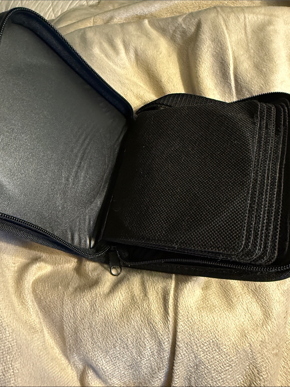 Pendleton zip around cd case. Preowned - Picture 4 of 5